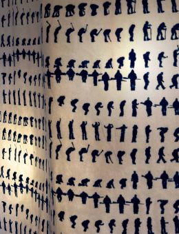 Iga Vanderhove, Marée montante, installation, ​géotextile, peinture acrylique, tube multicouche, scratch, enceintes, lampes, 2025.