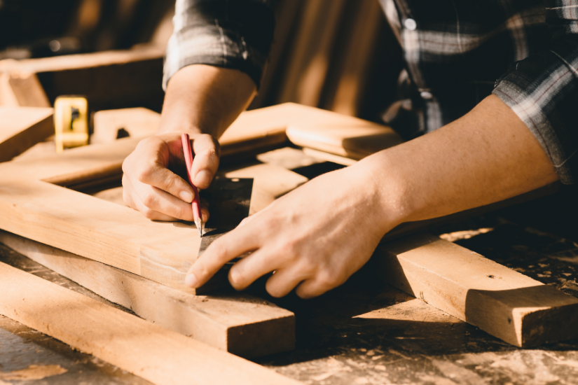 Démonstration de restauration et d&#039;entretien de fenêtre en bois