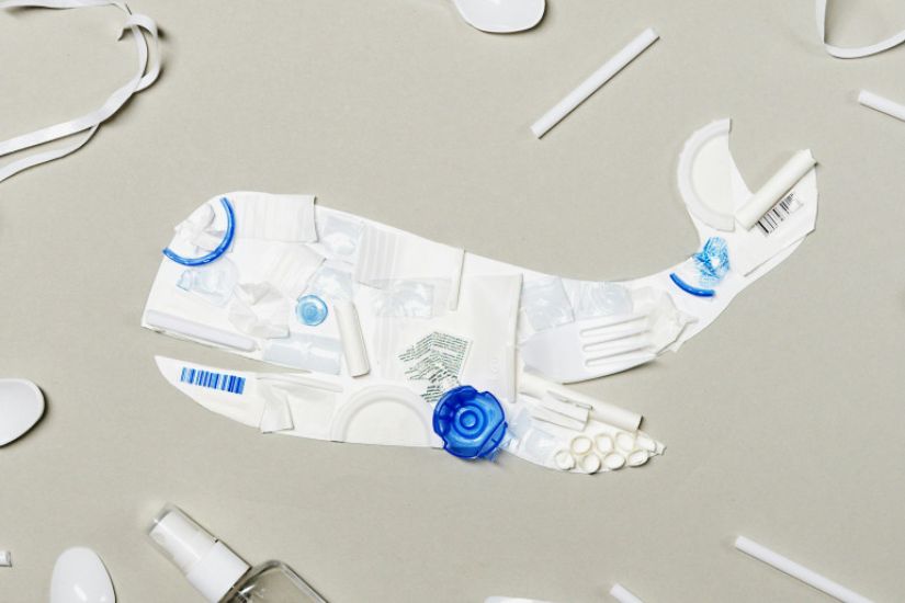 Conte sur la plage avec collecte de déchets et oeuvre éphémère