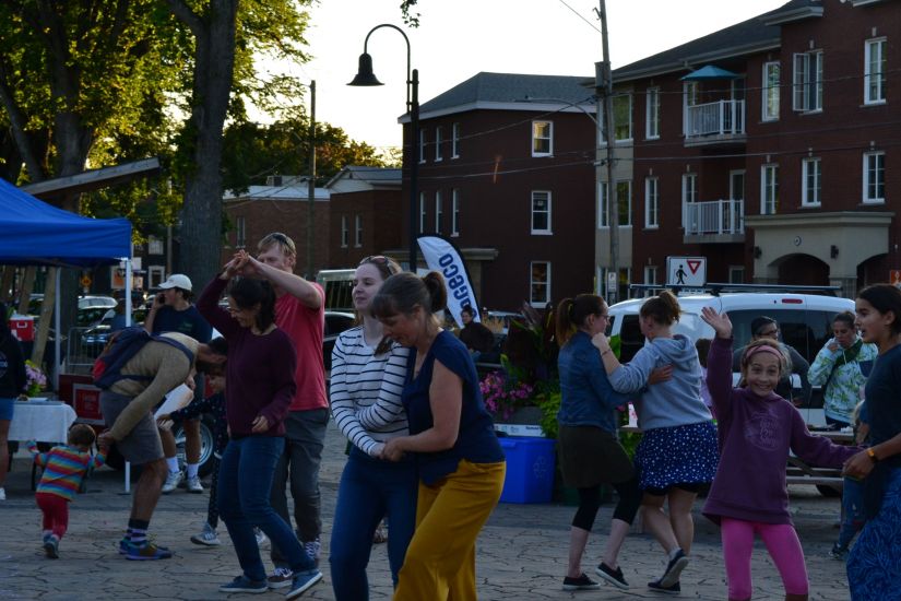 DJ Vente de Garage au Marché de soirée